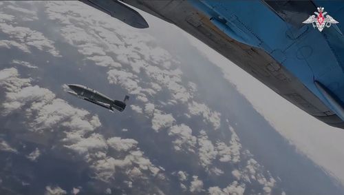 Сброс бомбы с УМПК с истребителя-бомбардировщика Су-34. Скриншот кадра видео Минобороны России